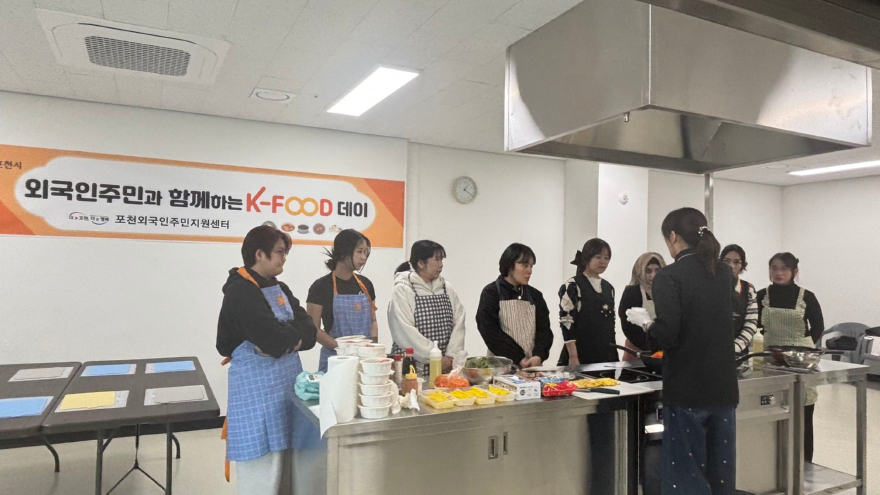 3-2 외국인주민과 함께하는 K-FOOD데이 요리 교실 운영.jpeg