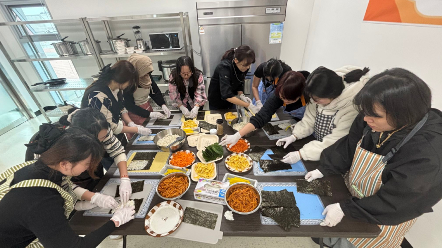 3-1 외국인주민과 함께하는 K-FOOD데이 요리 교실 운영.jpeg