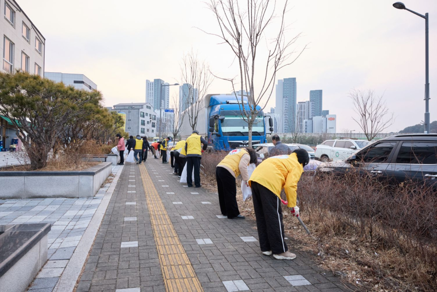 3.9.-양주시 회천3동, 새봄맞이 국토대청소 실시1.jpg