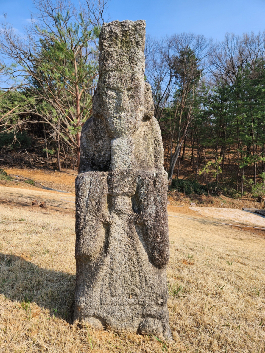 9-5 포천시, ‘윤세징 일가 묘역 및 석물’ 향토유산 제57호 지정(윤이익_문인석(좌1)).jpg