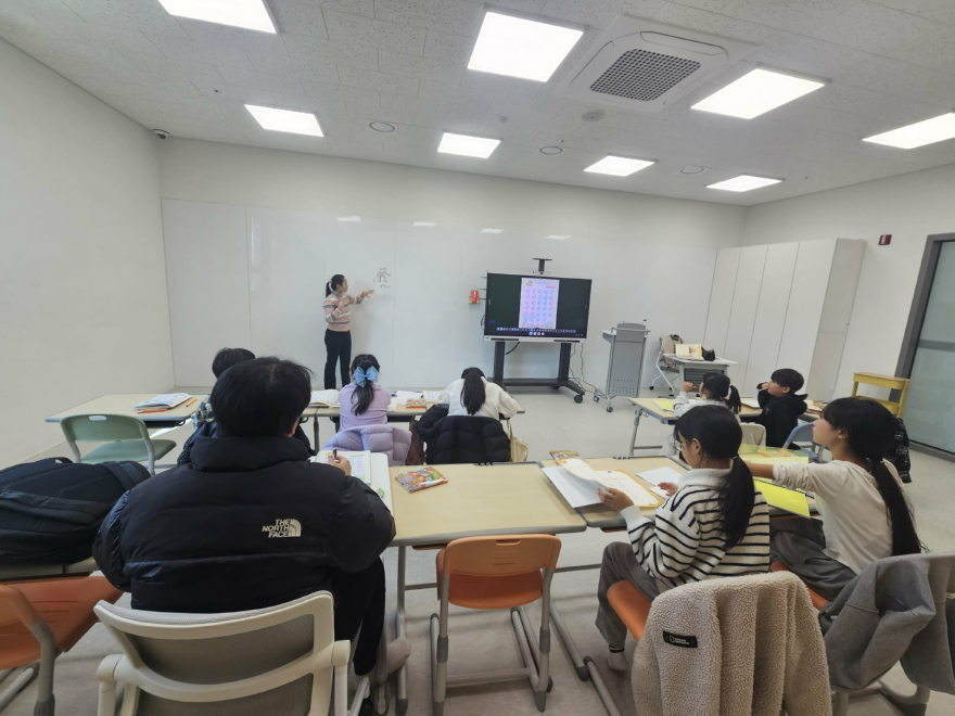 3-2 더 큰 행복 포천시가족센터, 이중언어 교육지원사업 ‘이중언어 교실’ 운영(캄보디아어교실).jpg