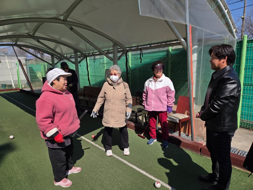 [크기변환]8. 보산동행정복지센터, 보산동 게이트볼장 어르신들과 소통 나서.jpg