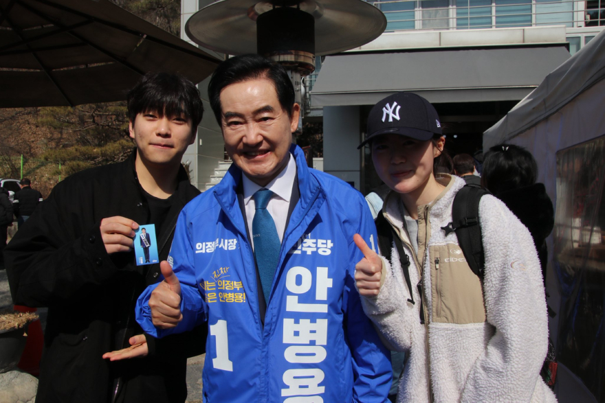 청년들과 함께 식당 앞에서.jpg