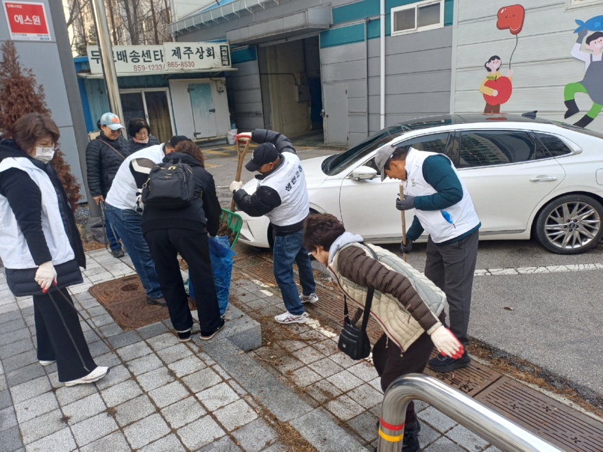 6. 생연2동 바르게살기위원회, ‘깨끗한 우리 동네 만들기’ 환경정화활동 실시(2).jpg