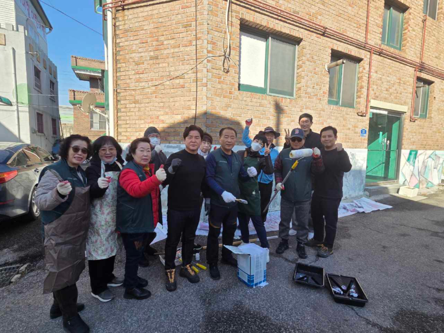 7. 보산동 주민자치위원회, 노후 벽화 정비로 쾌적한 도시환경 조성(2).jpg