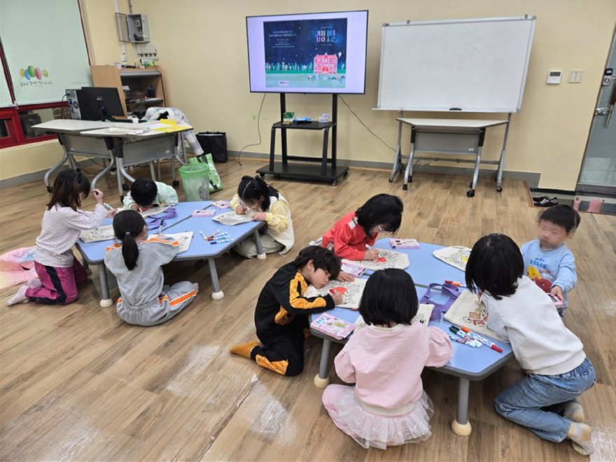 7. 꿈나무정보도서관, 북스타트 책놀이터‘이야기 폴짝, 그림책 소풍’운영 마쳐(2).jpg