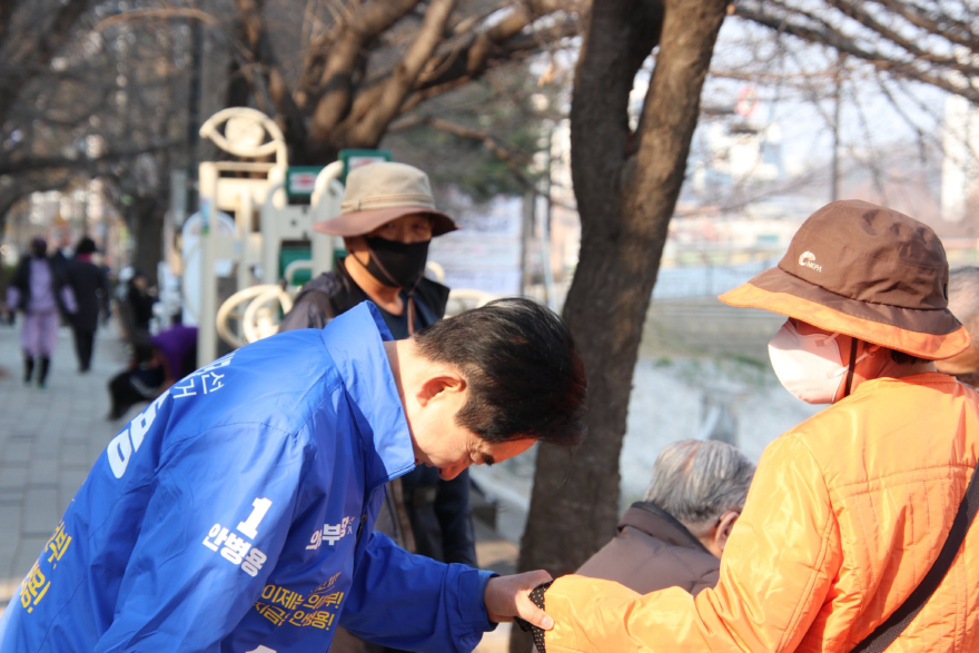 03 중랑천에서 시민들에게 인사.jpg