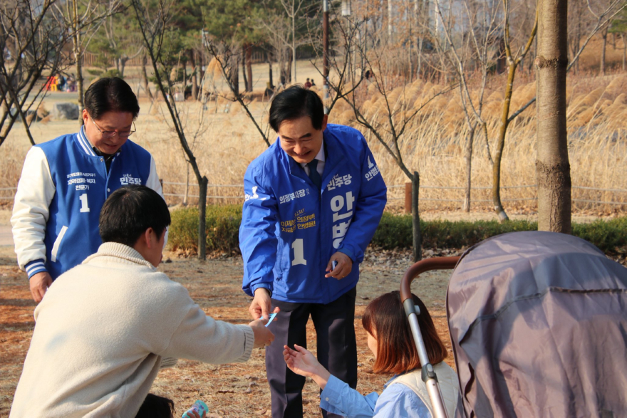 04 송산사지에서 명함 전달.jpg