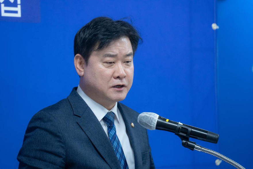 윤종군 더불어민주당 경기도당 공천관리위원회 1차 공천 발표를 하고 있다2.jpg