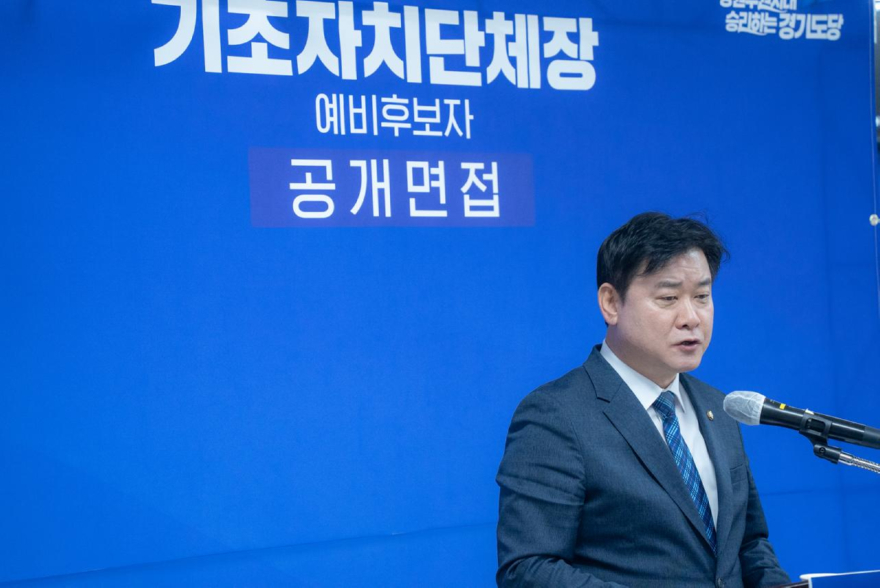 윤종군 더불어민주당 경기도당 공천관리위원회 1차 공천 발표를 하고 있다..jpg