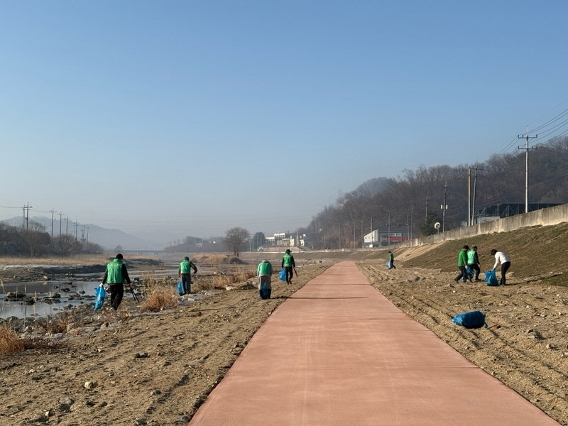 7-1 새마을지도자 신북면협의회, 봄맞이 포천천 산책로 환경정화활동 실시.jpg