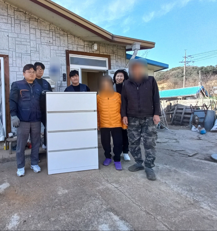 10-2 내촌면 지역사회보장협의체, 청음공방과 ‘사랑의 가구 나눔’ 실천3.jpg