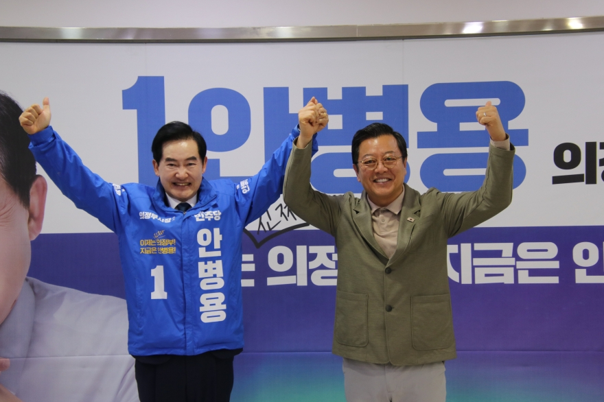 [크기변환]이기영 배우와 만세!.jpg