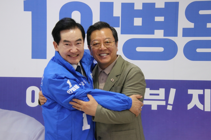 [크기변환]포옹하는 이기영 배우.jpg