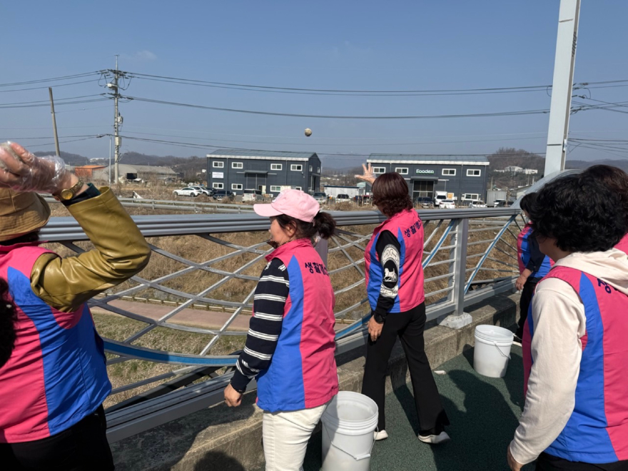 6. 동두천시 생활개선회, 탄소중립 실천 앞장⋯ EM 흙공 만들기 및 환경정화 활동 전개(2).jpg