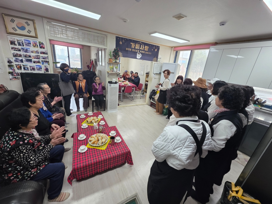 12. 가비사랑, 불현동 경로당에 샌드위치와 커피 나눔(1).jpg