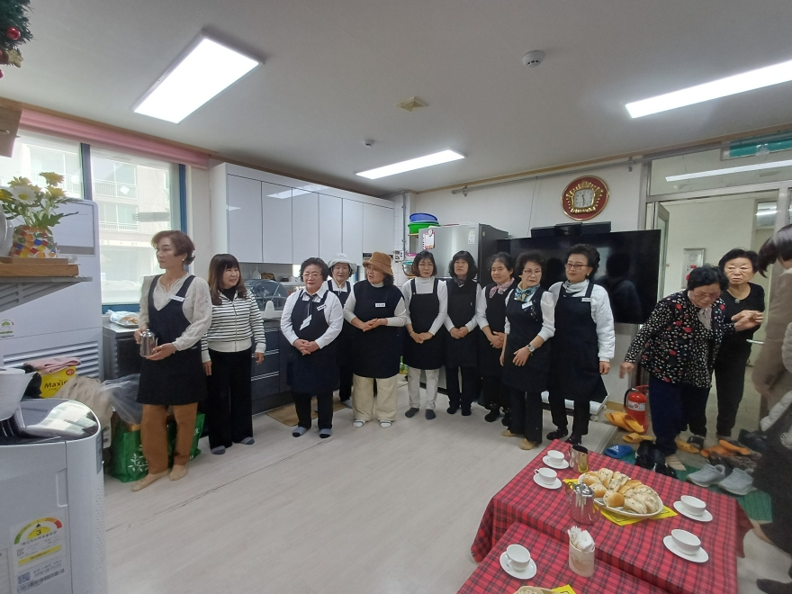 12. 가비사랑, 불현동 경로당에 샌드위치와 커피 나눔(2).jpg