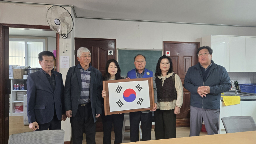 8-1 바르게살기운동 가산면위원회, 경로당 태극기 달기 운동 전개.jpg