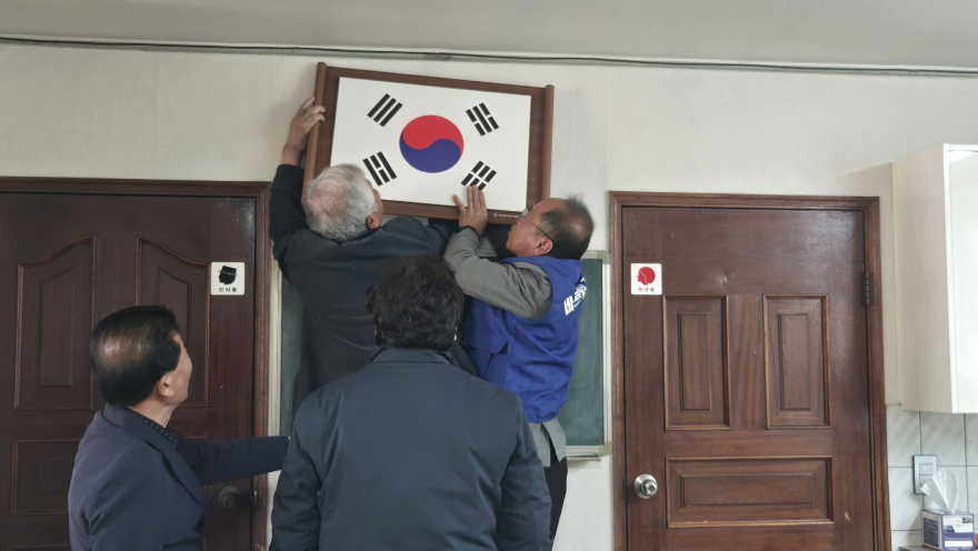 8-2 바르게살기운동 가산면위원회, 경로당 태극기 달기 운동 전개.jpg