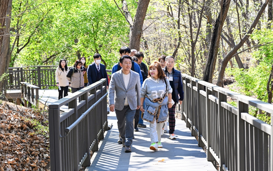 [크기변환]2.도시정원과(의정부시,+‘추동+숲정원’+현장+점검…도심+생태+공간+조성+속도)1.JPG