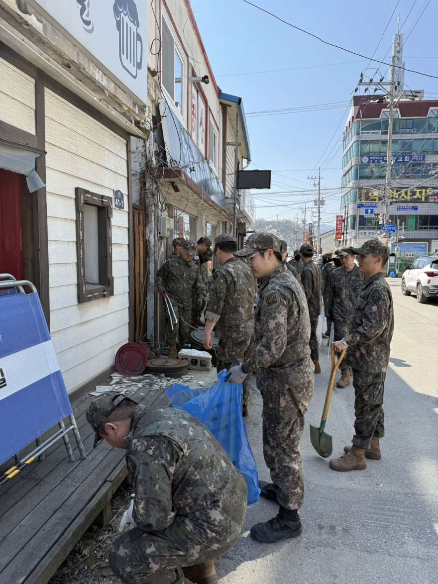 11-3 포천시 제1기갑여단·영북면 주민자치회, ‘국토대청결의 날’ 맞아 정화활동 실시3.jpg