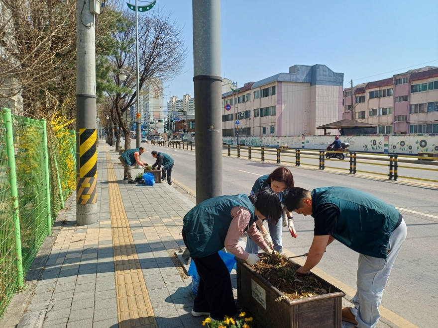 8. 동두천시 생연2동 주민자치회, 봄맞이 초화류 식재로 쾌적한 마을 환경 조성.jpg