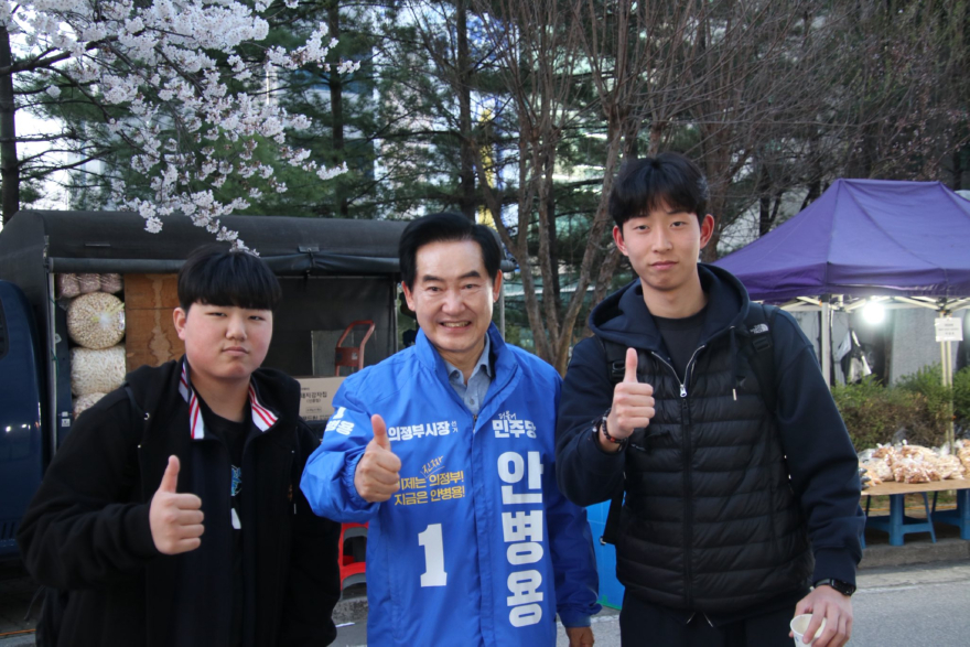 야시장 청년들과 함께.jpg