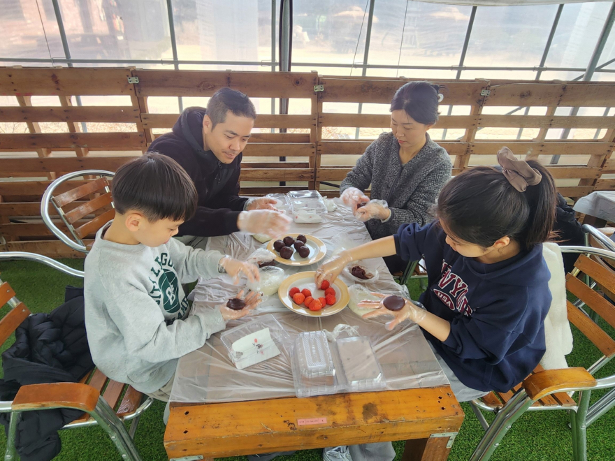 4-4 포천시농업재단, ‘포천으로 떠나는 딸기 팜크닉’ 성황리 운영(딸기모찌만들기).jpg