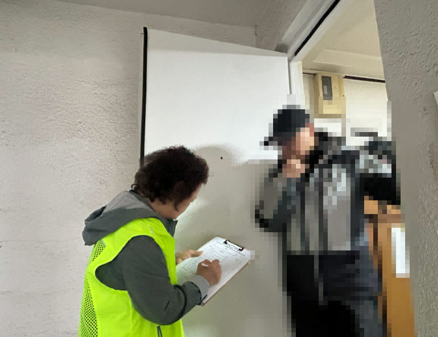 12. 생연1동‘똑똑똑 살피기’돌봄단, 복지 위기가구 방문해 안부 및 생활실태 점검 실시.jpg