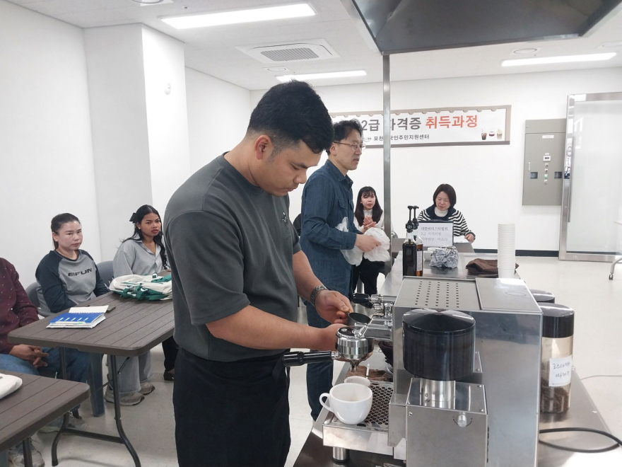 8-3 포천시, 외국인주민 ‘바리스타 2급 자격증 취득과정’ 성공적으로 마쳐.jpg