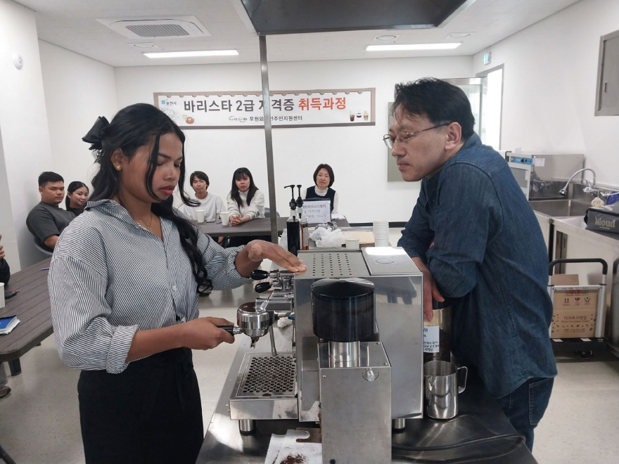 8-2 포천시, 외국인주민 ‘바리스타 2급 자격증 취득과정’ 성공적으로 마쳐.jpg