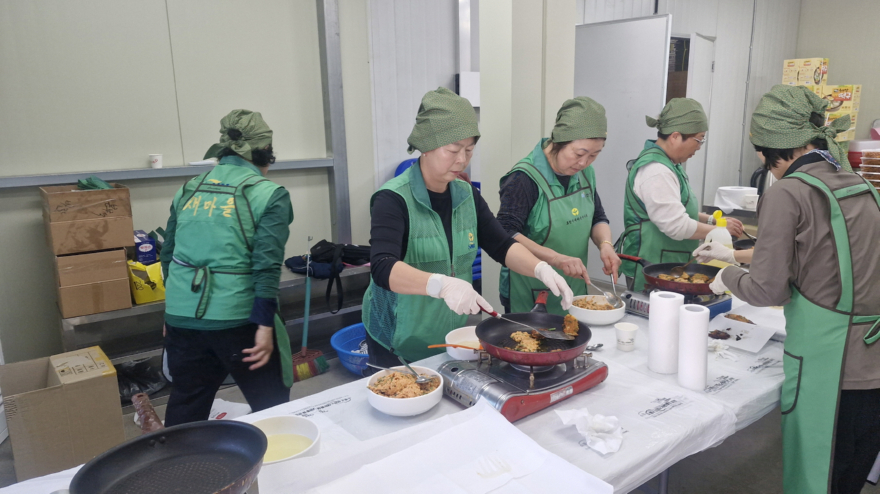 10-1 일동면 새마을부녀회, ‘든든찬! 따뜻찬! 행복찬!’ 밑반찬 나눔 봉사.jpg