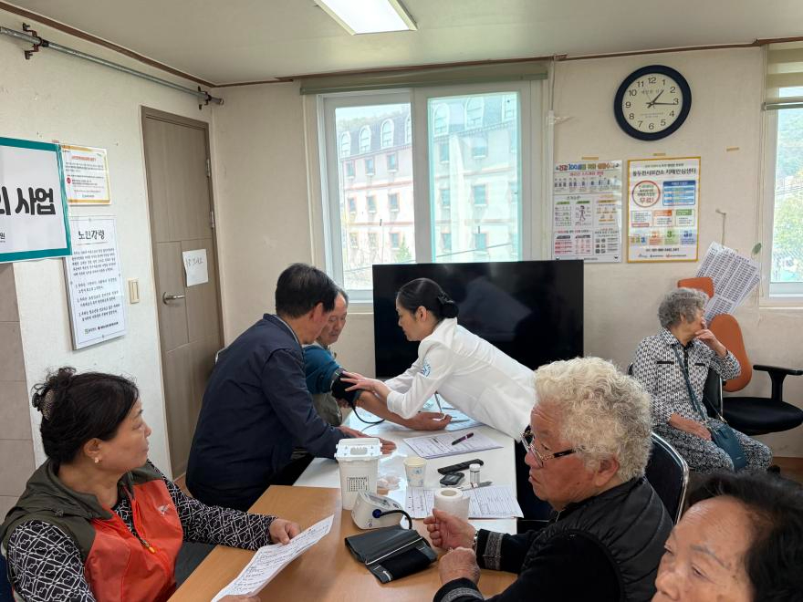 3. 동두천시, 조산경로당서 ‘찾아가는 어르신 주치의 사업’ 의료봉사 실시(2).jpeg