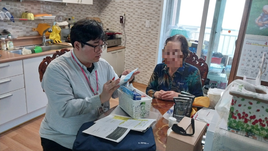 12. 송내동, 어르신 누구나돌봄 서비스 신청 지원 및 건강상담 실시.jpg