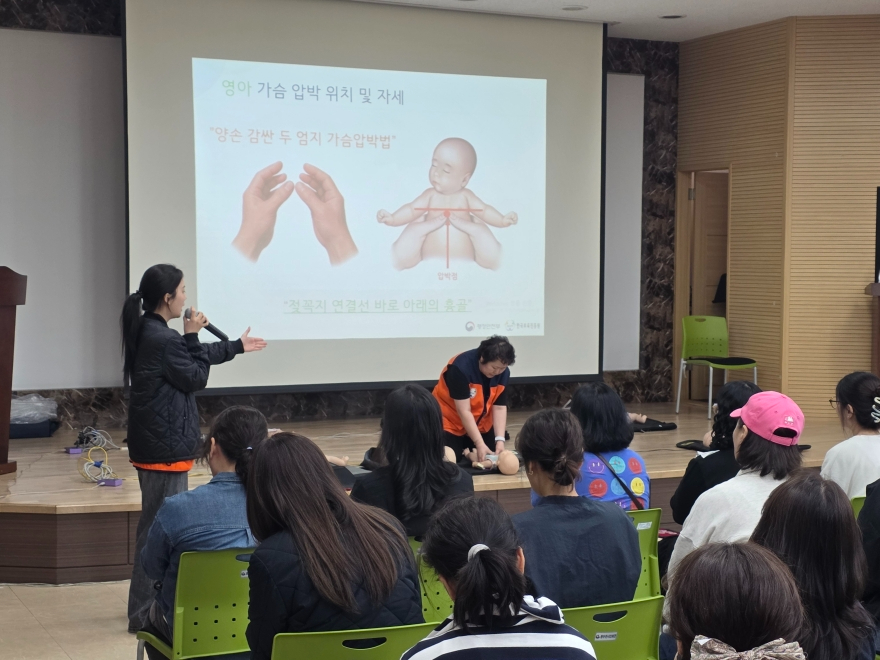 6. 동두천시, 어린이 이용시설 종사자 안전교육(CPR)실시(1).jpg
