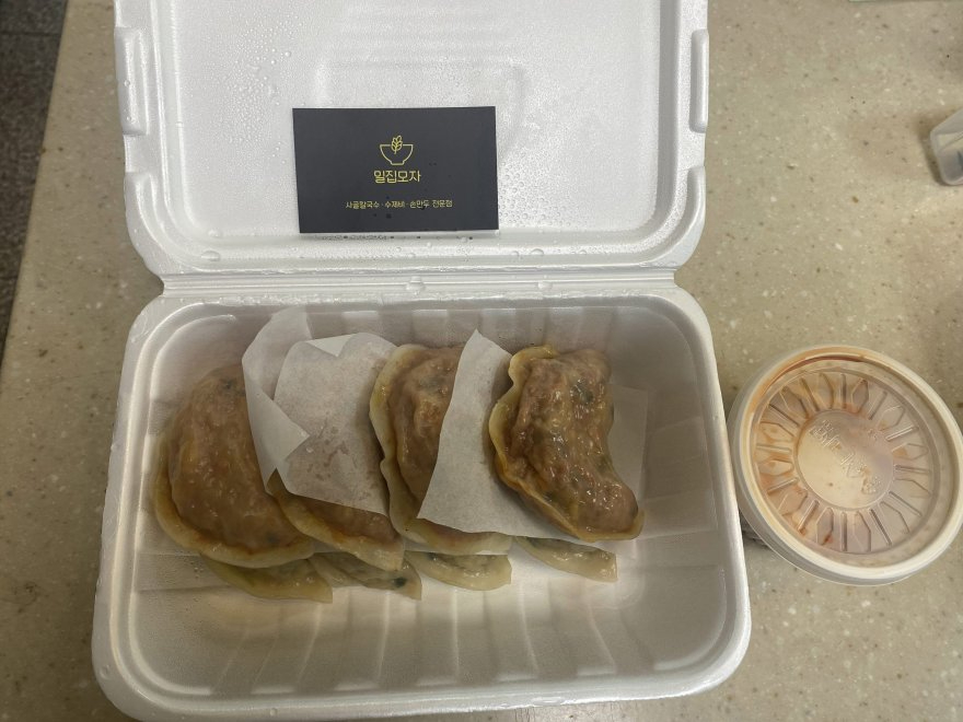 9. 상패동, 봉사하는 착한식당 ‘밀집모자’ 매주 관내 취약계층에 만두 나눔.jpg