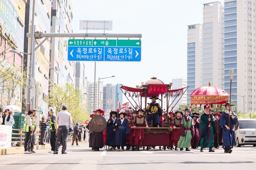 4.19.-[포토] 도심 한복판 왕의 귀환…제9회 양주 회암사지 왕실축제 어가행렬 눈길1.jpg