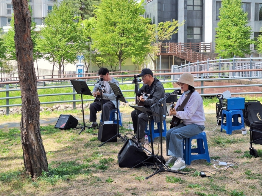 6.송산3동+자치민원과(송산3동,+봄맞이+민락+두물머리쉼터+통기타+버스킹+성료)1.jpg