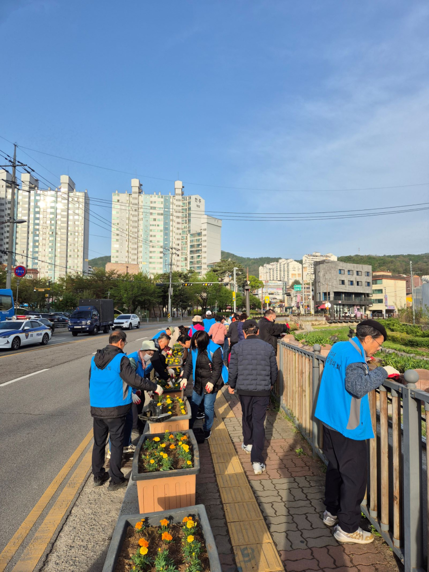 4.23.-양주시 회천2동, ‘꽃향기 가득한’ 봄맞이 꽃마을 조성 행사 개최1.jpg