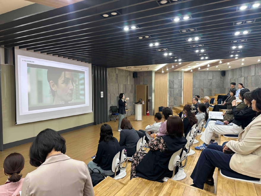 1.기업투자유치과(의정부시+CEO+특강+성료…AI+시대,+기업의+생존+전략+모색).jpg
