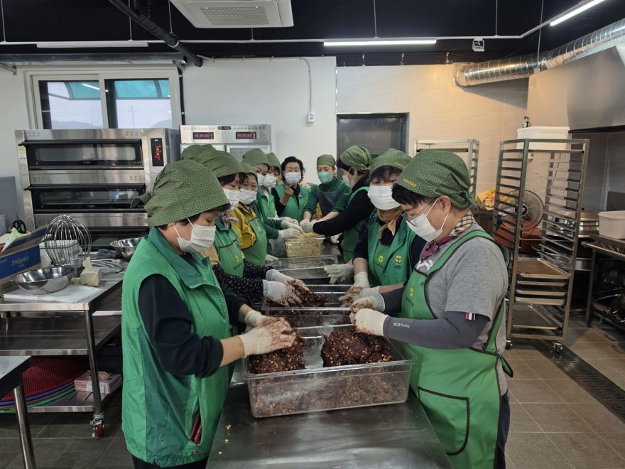 9-1 포천시새마을회, 장애인의 날 맞아 ‘행복나눔 새마을 베이커리’ 빵 800개 전달1.jpg