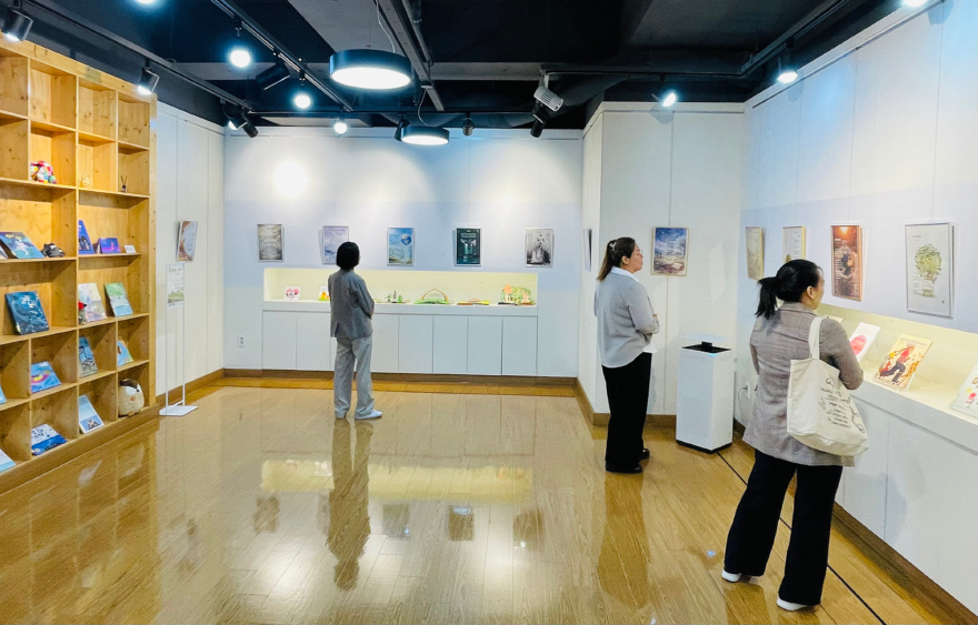 4.동두천 꿈나무정보도서관, 생성형 AI 시화전 ‘안녕, 지구’ 운영01.jpeg