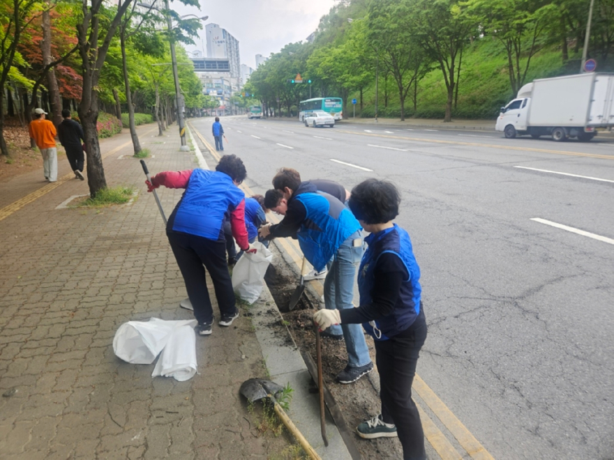 9.신곡2동(신곡2동+통장협의회,+여름철+주민+안전+위해+빗물받이+정화+실시)2.jpg