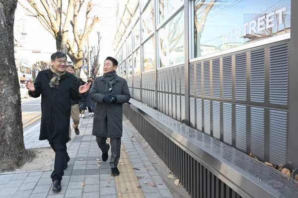 첨부-2 가능동 걷고 싶은 조성사업 현장을 둘러보고 있는 김동근 의정부시장.jpg