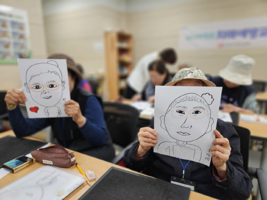 6. 동두천시치매안심센터, “뇌나이청춘 치매예방교실’ 1기 수료식 성료(2).jpg