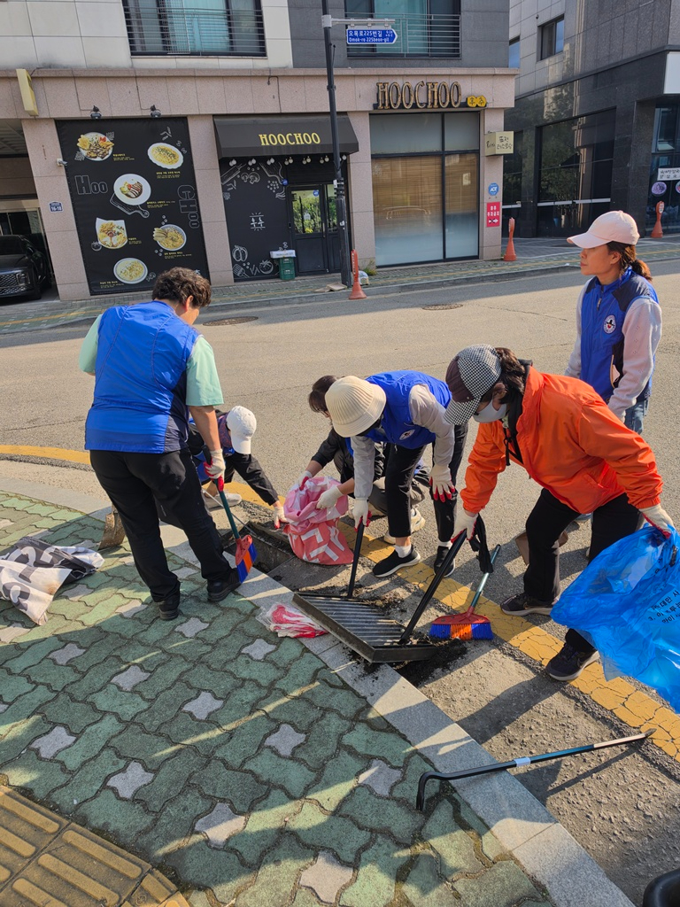8.송산3동+자치민원과(송산3동,+주민들과+함께하는+여름철+집중호우+대비+빗물받이+정화활동+전개)1.jpg