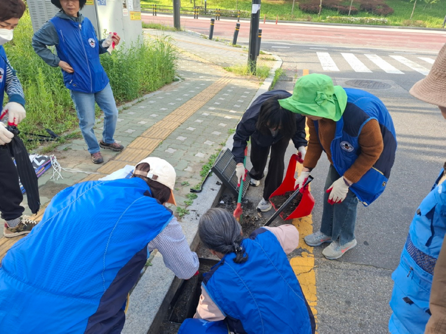 8.송산3동+자치민원과(송산3동,+주민들과+함께하는+여름철+집중호우+대비+빗물받이+정화활동+전개)2.jpg