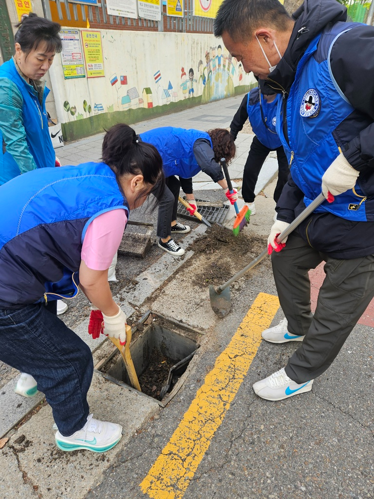 9.신곡2동(신곡2동+통장협의회,+빗물받이+정화활동+지속+추진)2.jpg
