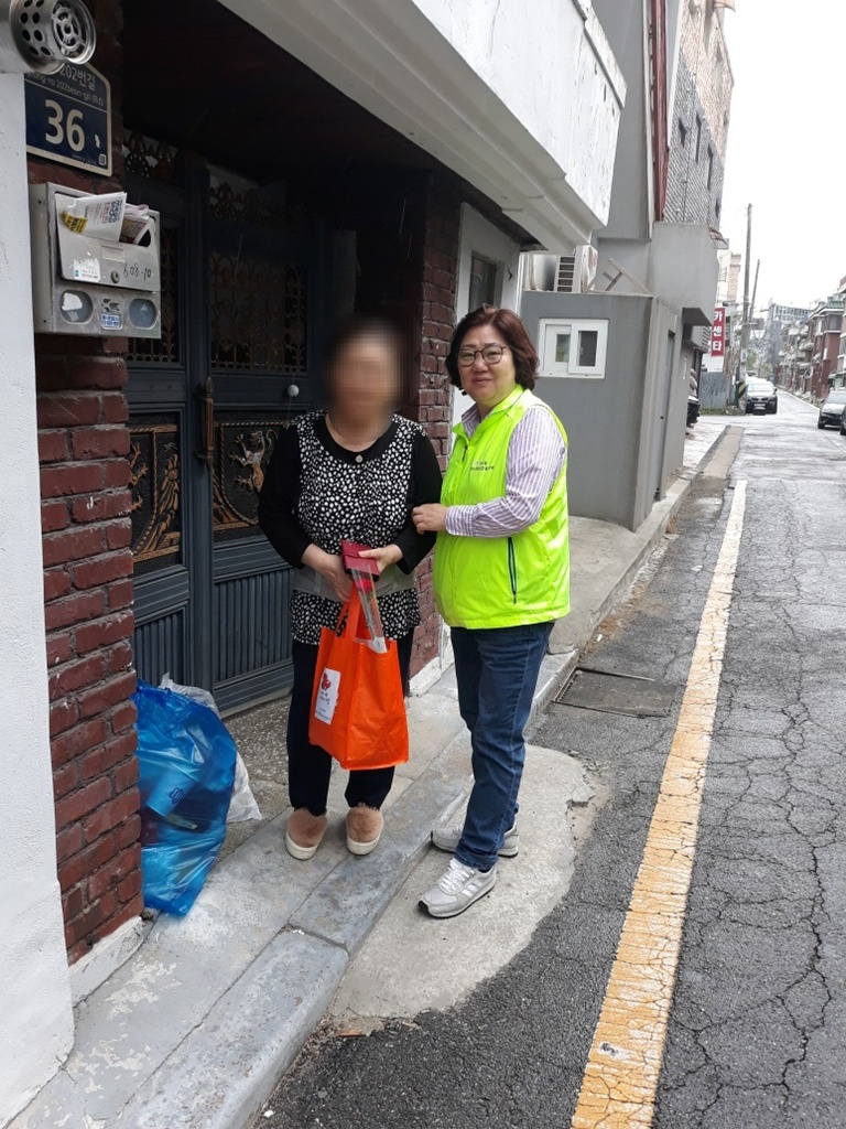 10.가능동(가능동+지역사회보장협의체,+어버이날+맞아+어르신에게+‘효+꾸러미’+전달)2.jpg