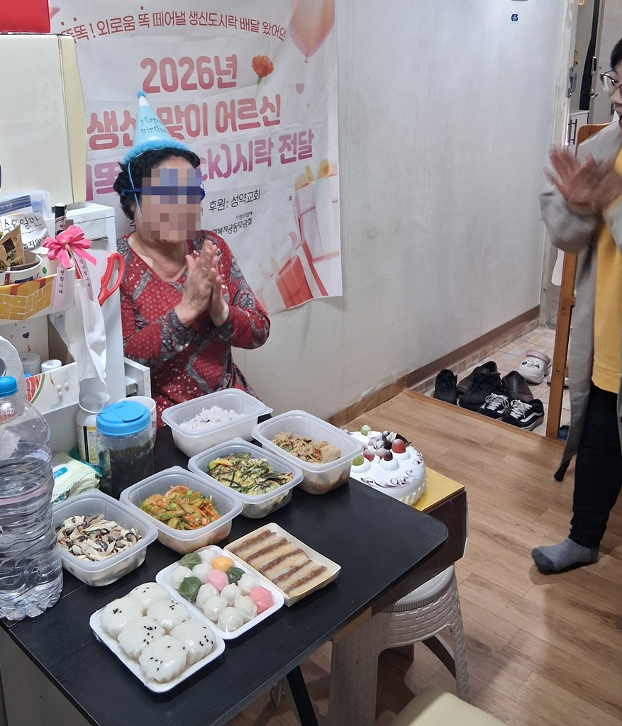 8.송산2동(송산2동,+생일+축하+담은+‘한끼똑(knock)시락’으로+어르신게+웃음과+온기+전해)3.jpg